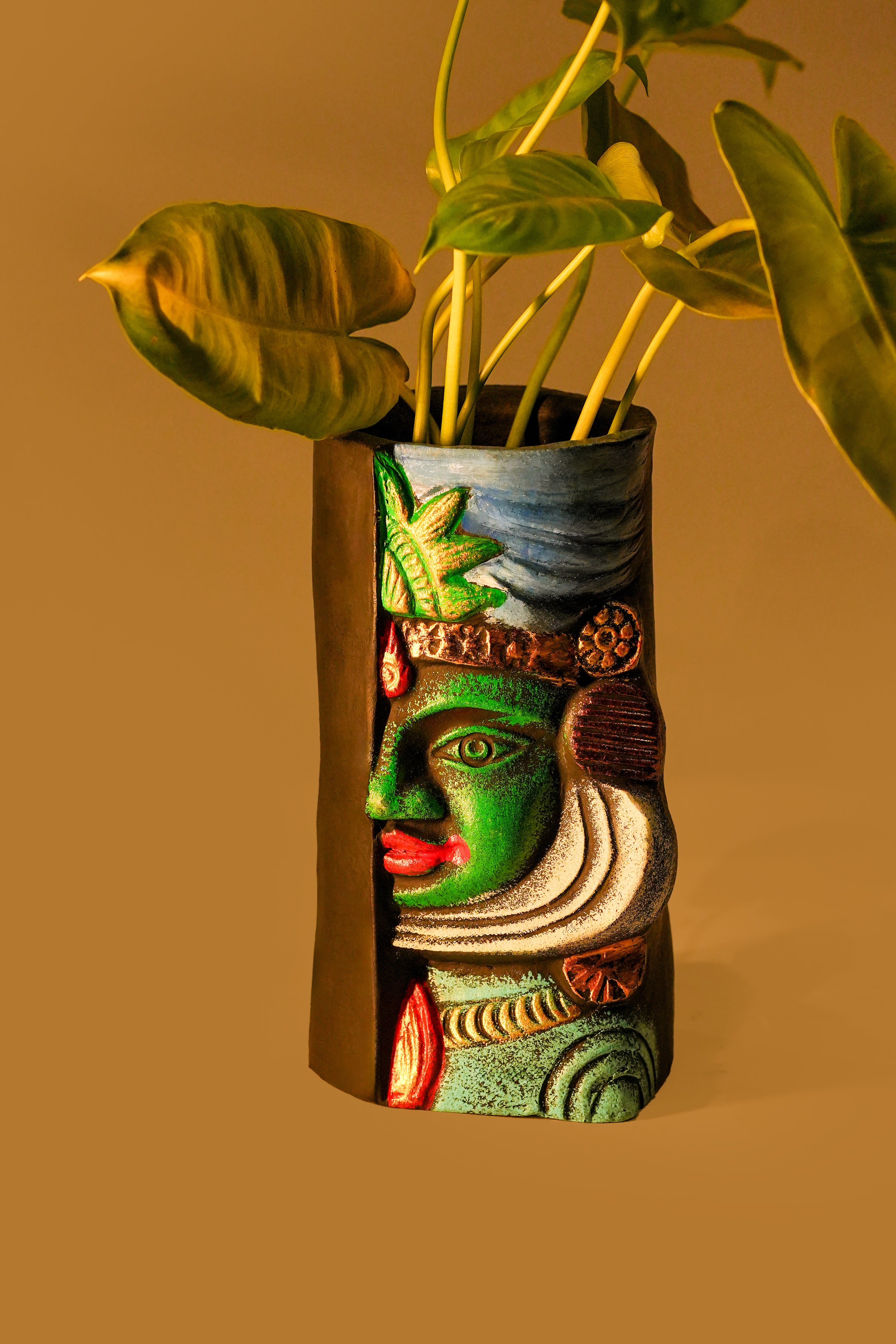 EARTHEN FACE PLANTER